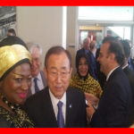 Mme Célestine Ketcha Courtès pose avec le Secrétaire Général de l'ONU M. BAN KI MOON. Lors de la 1ère Session de la Seconde Assemblée Mondiale des Gouvernements Locaux et Régionaux sur HABITAT III à New-York, USA, du 15 au 18 mai 2016 The Bridge MAG. Image