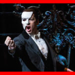 Le Fantôme de l’Opéra a toujours été dépeint comme un jeune homme défiguré portant un masque pour camoufler la partie handicapée voire inhumaine de son visage. The Bridge MAG. Image
