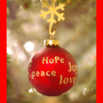 «Que tous ceux qui croient en la providence de Noël lèvent leurs coupes pour le toast de l’amitié et de l’affection Assurez-vous de passer un JOYEUX NOËL. » Orchidée Wafo The Bridge MAG. Image