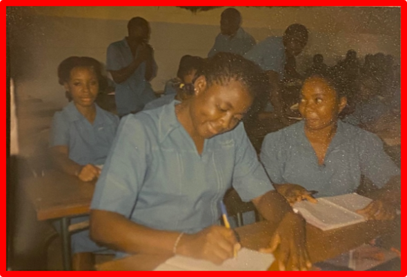 Rachel Tcheungna a fréquenté le même collège privé catholique que l'un des fils de l'actuel président du Cameroun.( Le Collège Privé Catholique de la Retraite de Yaoundé.) Elle ne mentionne pas cela pour vous en mettre plein la vue. Juste pour vous donner une petite idée du niveau d’élitisme de ce collège. De plus, l’écrivaine avait un tuteur/ répétiteur privé dans chaque matière. La seule matière dans laquelle elle n'avait pas de tuteur privé était l'éducation physique. The Bridge MAG. Ima