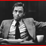 Ted Bundy Vers 1974, Bundy était Directeur de la Commission Consultative de Prévention du Crime de Seattle. On pense qu'il a écrit une brochure sur la prévention du viol. Il a également travaillé au Département des Services d'Urgence de Washington. Le vantard égoïste a enlevé et tué une fille de 12 ans : Kimberley Leach de son Lycée en Floride. Les jurés recommanderont qu'il soit condamné à mort pour le crime quelques heures plus tard. The Bridge MAG. Image