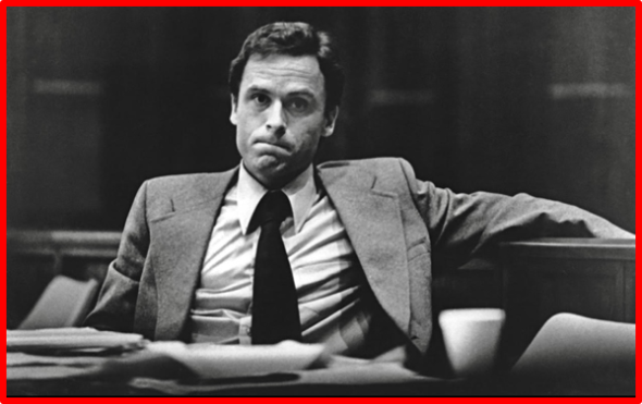 Ted Bundy Vers 1974, Bundy était Directeur de la Commission Consultative de Prévention du Crime de Seattle. On pense qu'il a écrit une brochure sur la prévention du viol. Il a également travaillé au Département des Services d'Urgence de Washington. Le vantard égoïste a enlevé et tué une fille de 12 ans : Kimberley Leach de son Lycée en Floride. Les jurés recommanderont qu'il soit condamné à mort pour le crime quelques heures plus tard. The Bridge MAG. Image