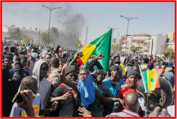 Politique: Tension au Sénégal: On pense qu’Ousmane Sonko, opposant numéro un au président sénégalais Macky Sall est futur président probable du Sénégal. Le mardi 29 mars 2023, la police affronte les partisans de l’opposition. Un face-à-face oppose les étudiants aux forces de l'ordre massivement déployés avec des jets de pierre contre des tirs de grenades lacrymogènes dans le campus universitaire de Dakar. Des grèves persistantes des Médecins Juniors du NHS (La National Heath Service ou Service de Santé Britannique) aux grèves des Maîtres de conférences britanniques et cheminots… en passant par les troubles politiques et sociaux en France et au Sénégal, sans oublier la crise du coût de la vie dans le monde entier, il semblerait que « la fin du monde » ne soit plus un mythe. The Bridge MAG. Image 