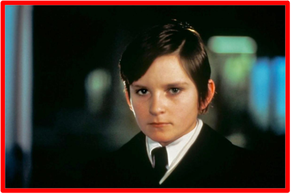 The Omen du français Damien ou la malédiction I, II, III (la morale derrière la trilogie) Le film explore les liens mystiques entre le mal, le monde animal et humain. Le démon habite le chien de Damien pour inciter l'homme politique de haut profil à se suicider, afin que Damien puisse être nommé au même poste de responsabilité diplomatique pour commencer à asseoir son règne démoniaque. The Bridge MAG. Image