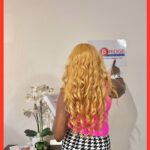 La guerre commerciale mondiale menace de frapper de plein fouet l’industrie de la beauté, de la Santé et du Bien - Être ! Les droits de douane américains vont littéralement marquer l'industrie cosmétique au fer rouge, alors que les produits de soins cutanés ont du mal à s'adapter aux taxes douanières et aux perturbations des chaînes d'approvisionnement dans le monde entier. L’ennui c’est que des milliards de personnes ne peuvent ni s'offrir des gammes onéreuses de soins de peaux ni des soins esthétiques dans un parloir de beauté huppé car les droits de douane heurtent leur portefeuille. Malheureusement, le soleil de plomb asphyxie, la sécheresse mondiale s'aggrave, fragilisant la santé de la peau et rendant l’épiderme humain plus vulnérable que jamais ! Cette saison, The Bridge Magazine partage les secrets de beauté naturelle les mieux gardés, pour obtenir et conserver une peau saine, ferme, tendue, satinée, veloutée, hydratée... L’option idéale à la portée de toutes les bourses, le tout en un incontournable : à portée de main, pour toutes les différentes teintes de peau, et toutes générations confondues. The Bridge MAG. Image