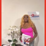 Cette saison chez The Bridge Magazine : Passeport Santé ! Dans sa rubrique Beauté, Santé et Bien – Être, ​notre éditorial célèbre les bienfaits du lait entier de vache. Ses propriétés nettoyantes, nourrissantes, éclaircissantes et anti-âge en font notre masque de beauté préféré, un soin quotidien et/ou de nuit. Face à l'impact des droits de douane américains sur les marques de soins, aux séances onéreuses en institut de beauté, à la dégradation de la peau due au réchauffement climatique, et surtout à l'essor des éclaircissements cutanés en 24 heures par voie intraveineuse et aux cabines de bronzage qui bourgeonnent, le lait entier frais de vache est une solution efficace, saine et accessible pour améliorer votre routine de soins. N'hésitez pas à utiliser le lait de vache entier comme soin naturel, autant que vous le souhaitez. Ses propriétés anti-inflammatoires conviennent aux peaux sensibles. L'acide lactique et les propriétés antibactériennes du lait désincrustent les pores et combattent les bactéries responsables de l'acné, réduisant ainsi naturellement les éruptions cutanées. Utilisé régulièrement, le lait de vache éclaircit les taches brunes, contribue à atténuer les imperfections de la peau, les cicatrices d'acné et la pigmentation, améliorant ainsi le teint. The Bridge MAG. Image