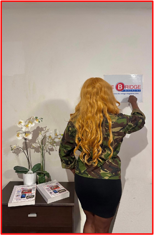 De la guerre commerciale mondiale à une guerre nucléaire mondiale, l'étau se resserre pour dégénérer vers une Troisième Guerre Mondiale ! Certains dirigeants mondiaux sont prêts à faire de mars 2026 le mois du défilé de mode de la guerre mondiale, où de puissants dirigeants exhibent leur vanité et leur ego en testant en direct sur des populations civiles, leur artillerie la plus moderne au prix d’un bilan humain accablant. Une moquerie de l’humanité, car si les femmes sont le berceau de la vie, l’intensification des bombardements et des frappes de missiles le 8 mars représenterait métaphoriquement un symbolisme shakespearien révélant la mort comme la fin du jugement moral. Cette saison, The Bridge Magazine célèbre la Journée Internationale de la Femme / le Mois International de la Femme en adressant une pensée pieuse à TOUTES les femmes qui ont perdu leur(s) enfant(s) dans tous les massacres, troubles sociaux, incendies d’origine humaine, conflits et zones de guerre dans le monde entier. The Bridge MAG. Image 